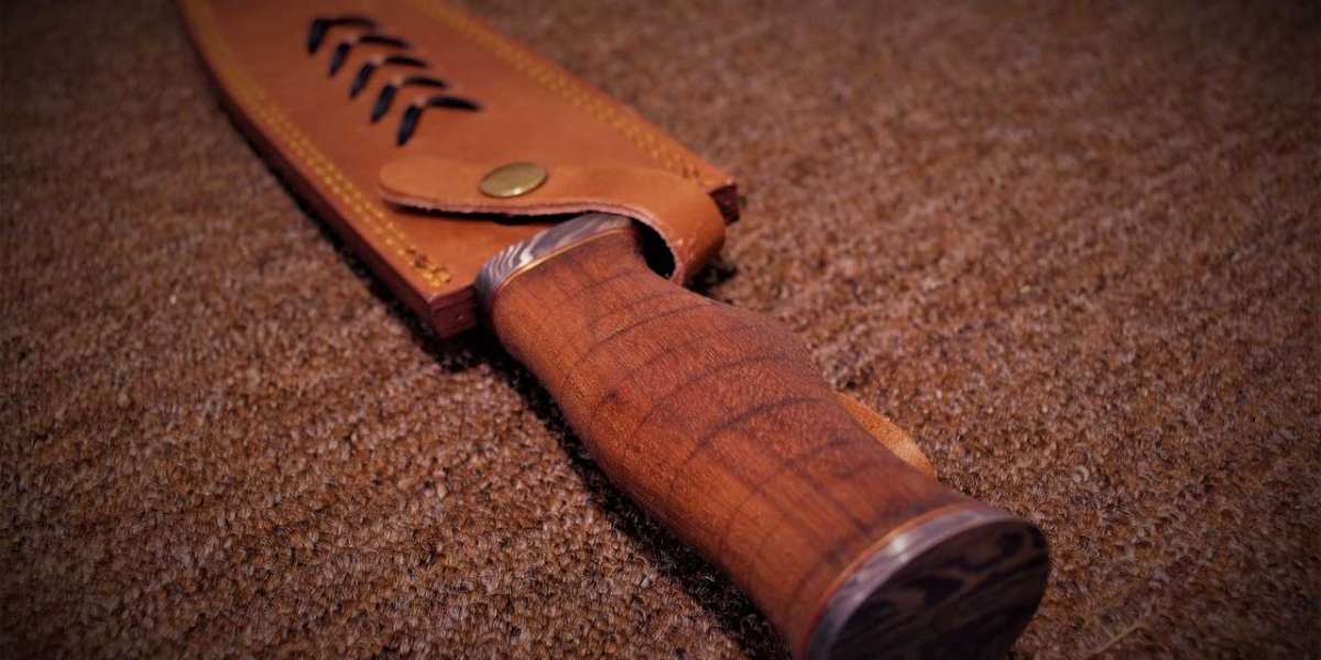 The Damascus Hunting Knife: A Timeless Tool for Outdoorsmen