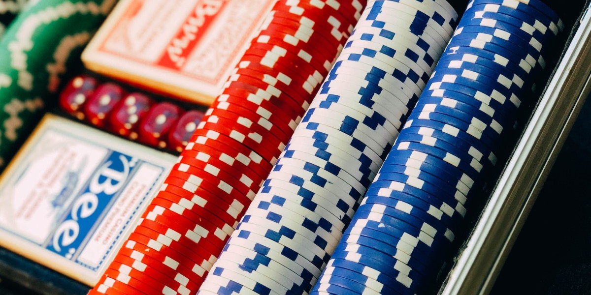 The Future of Live Dealer Games: Enhancing Player Engagement and Trust in Online Casinos by 2025