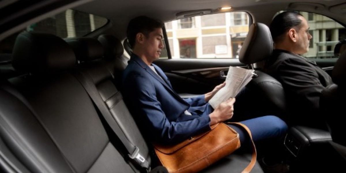 How Does a Luxury Chauffeur Service in Dubai Elevate Airport Transfers