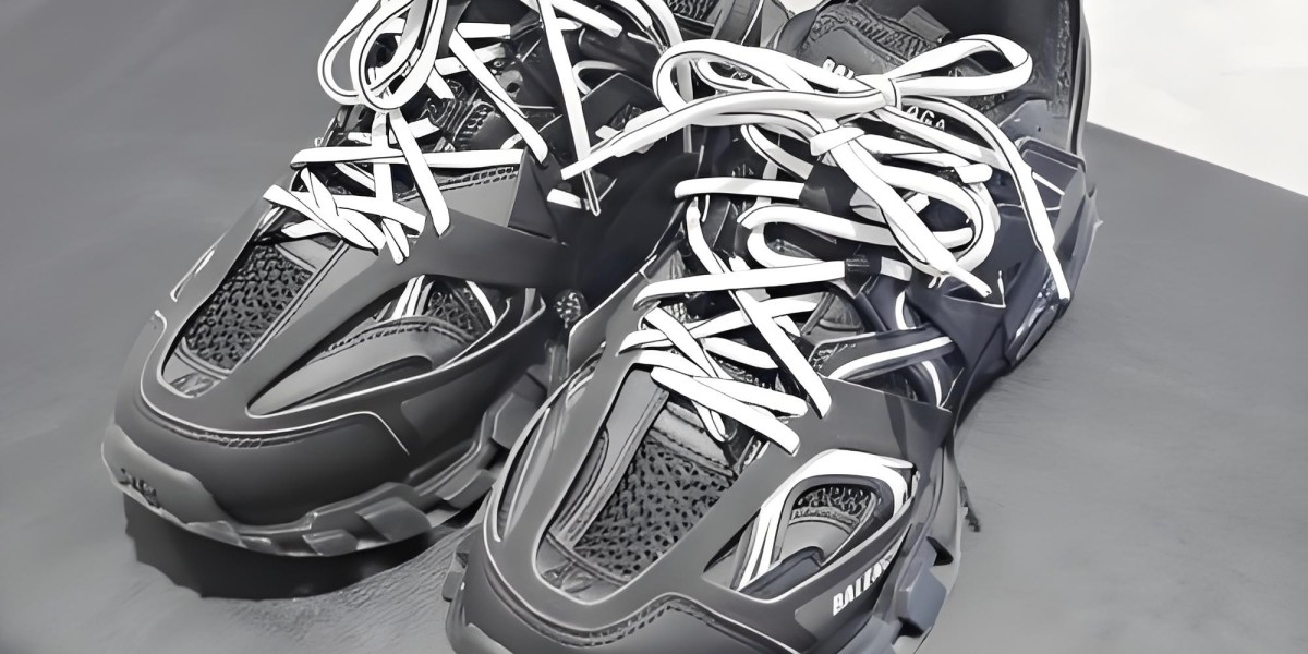 balenciaga triple s老爹鞋黑白男女同款與三折短夾人氣解析