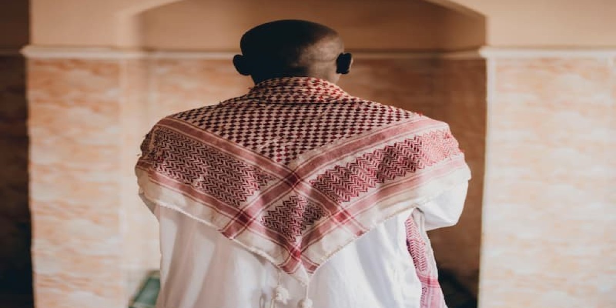Shop Authentic Emirati Traditional Wear for Men – Stylish & Elegant Outfit