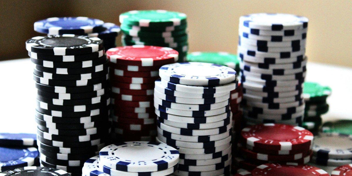 The Rise of Live Dealer Games: How Real-Time Interaction is Transforming Online Casino Gaming